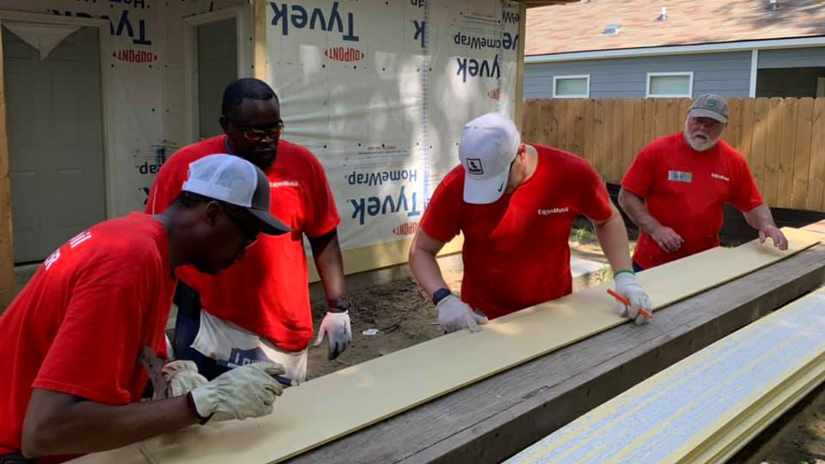 Rebuilding Together - Baton Rouge employee volunteers