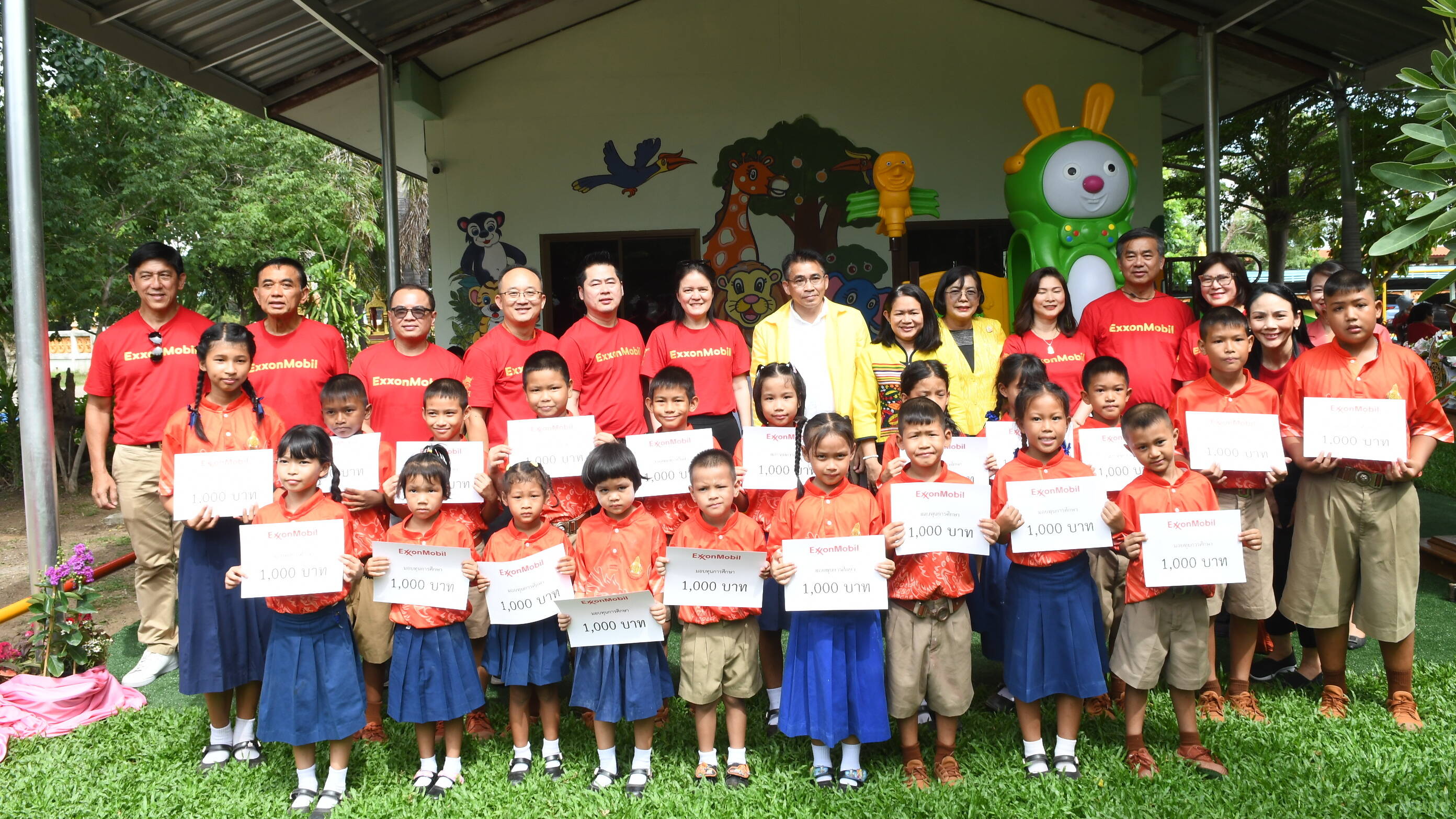 20 Students who received 1,000-baht scholarships.