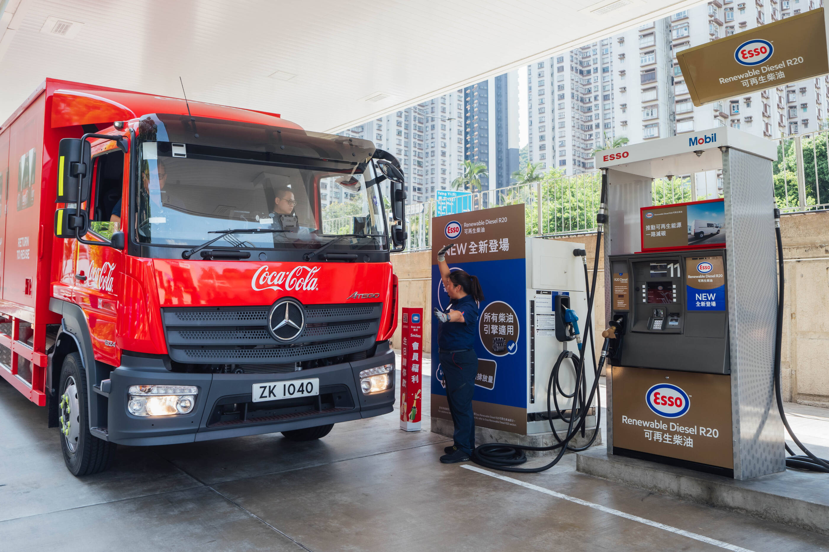 Image Esso Fleet customers are eagerly embracing the newly launched Esso Renewable Diesel R20 at the Esso Tsing Yi South service station as an immediate solution for reducing their GHG emissions without modifying their engines.