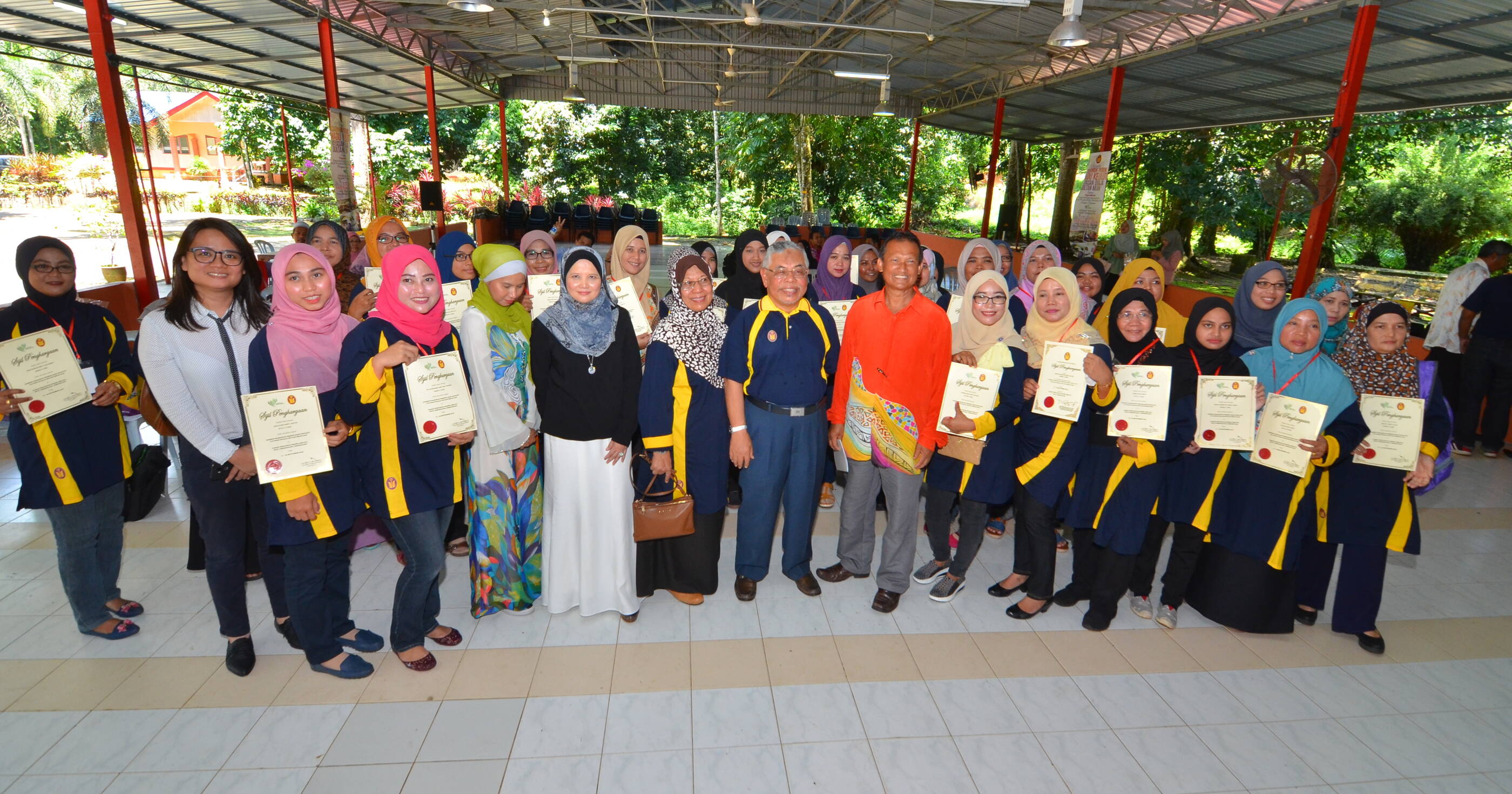 Image Nabilah meeting participants of a women entrepreneurship training program supported by ExxonMobil in Terengganu.