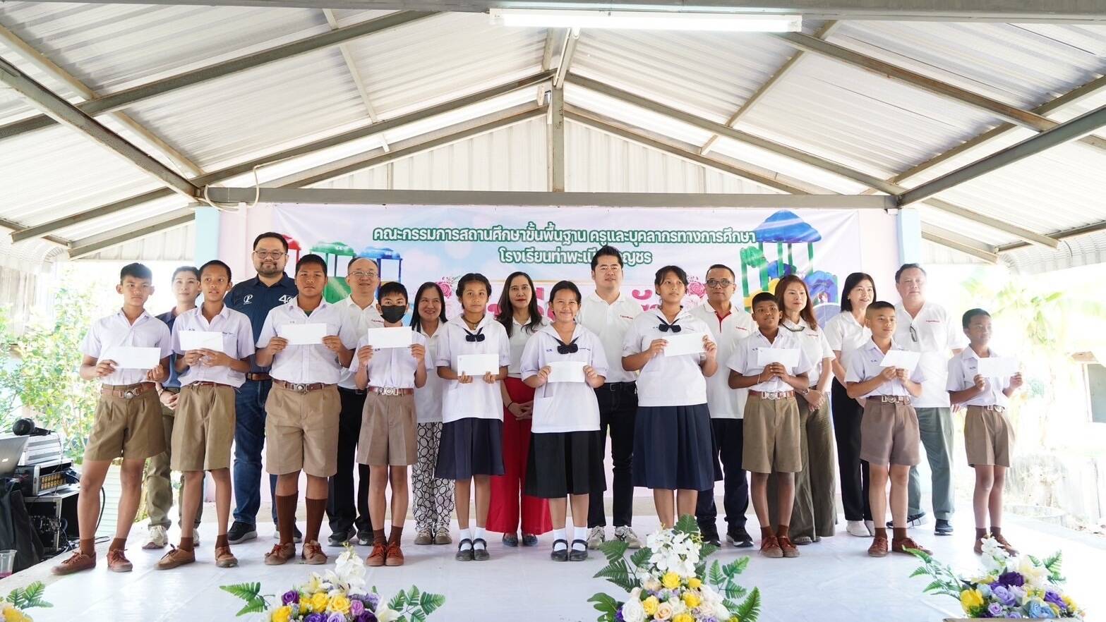 ExxonMobil Limited Management, ExxonMobil Club and Mobil Industrial lubricants distributor Prapakorn Oil presented scholarships to the Thapanied Kunchorn School students.