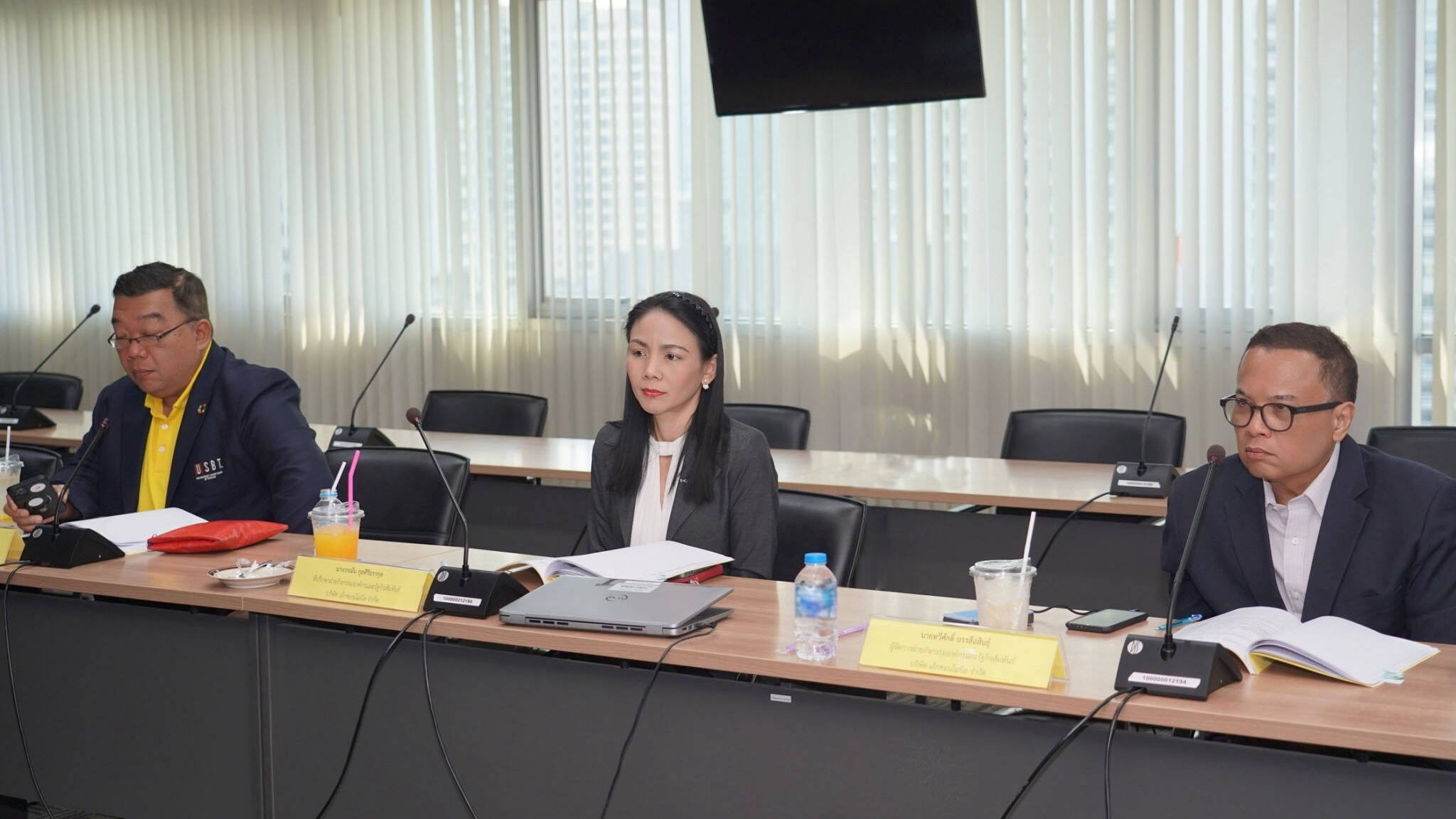 From left to right: Asst.Prof. Ratchot Chompunich, representative of the council of university presidents of Thailand,Woranun Sakulsiritarakul,public  government affairs advisor, and Dr. Taweesak Bunluesin, public  government affairs manager ExxonMobil Limited